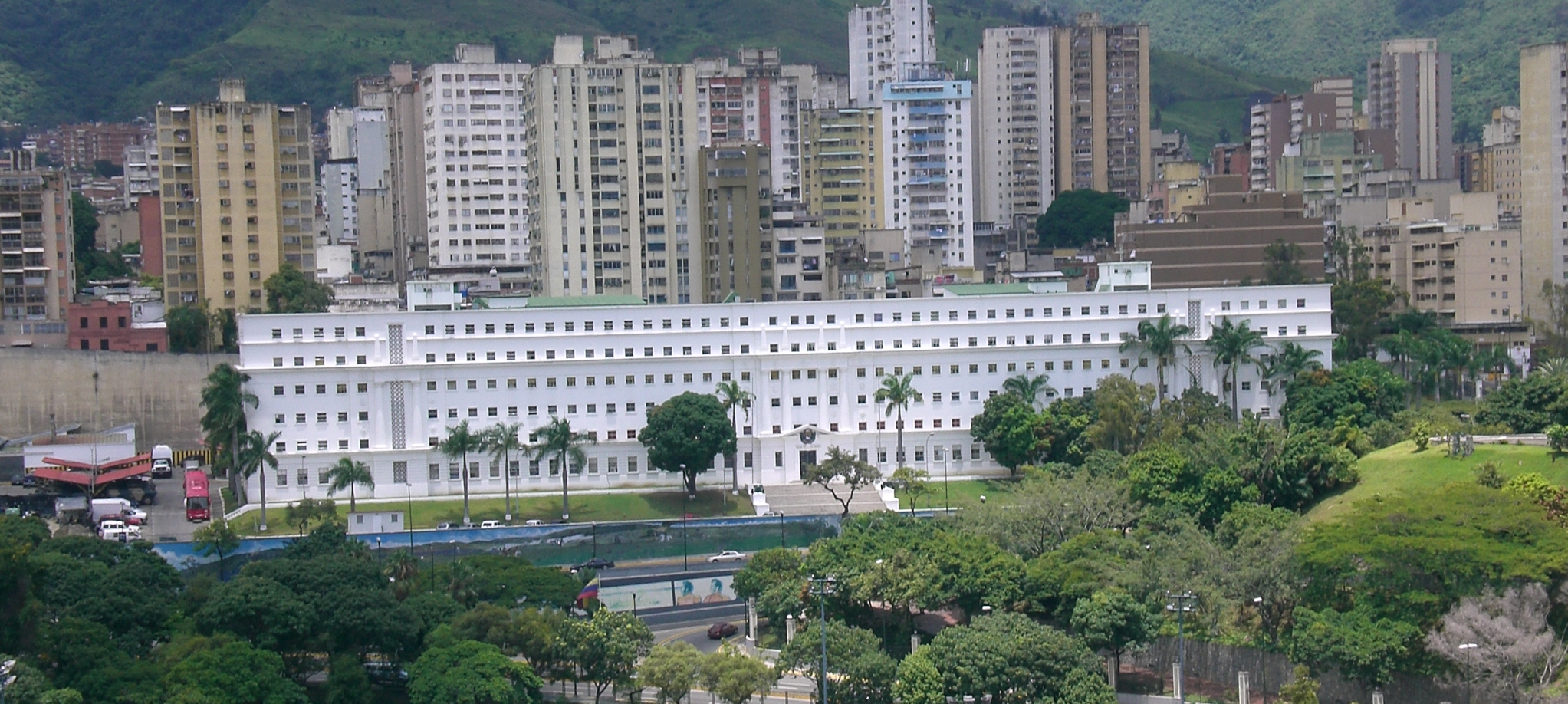 En este edificio blanco rectangular, ubicado frente al Palacio Presidencial de Miraflores, en el noroeste de Caracas, Venezuela, opera uno de los “bunkers” del gobierno de Nicolás Maduro que espía masivamente las comunicaciones privadas de miles de venezolano