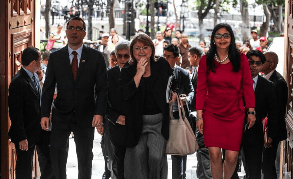 El Vicepresidente de Venezuela Jorge Arreaza, y la Canciller Declcy Rodriguez, recibieron a Susana Malcorra en Caracas el 18 de Noviembre de 2015.
