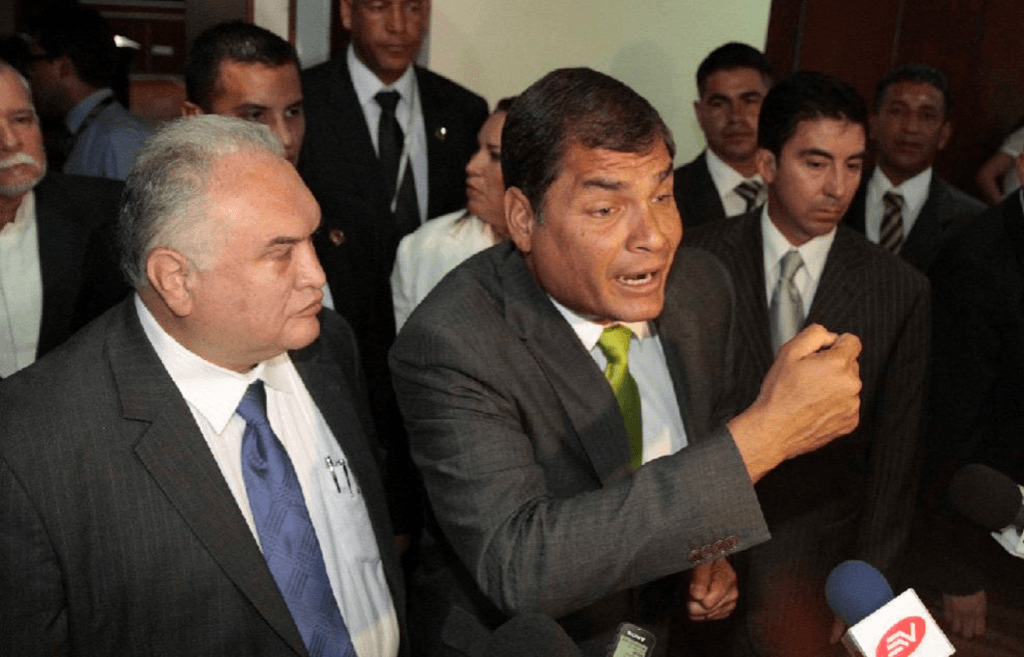 Caupolican Ochoa con uno de sus clientes, Rafael Correa
