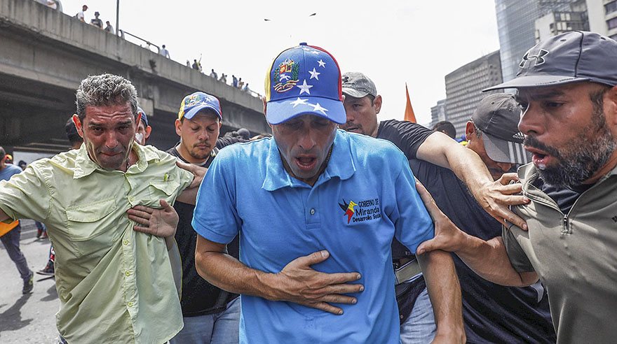 Opposition leader Henrique Capriles is overcome by tear gas during an opposition rally in Caracas, Venezuela April 6, 2017. REUTERS/Carlos Garcia Rawlins